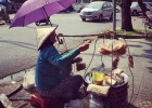 Vendedora nas ruas de Ho Chi Minh