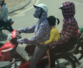 Todos cobertos dos pés a cabeça, num calor de 40 graus