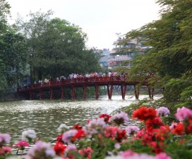 Huc Bridge no Lago Hoan Kiem